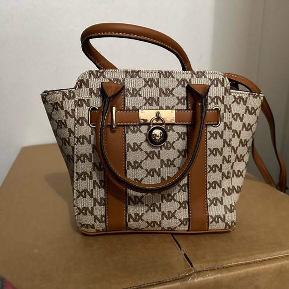 Am not sure of the brand I got it when I was in Texas - Picture 1 of 3